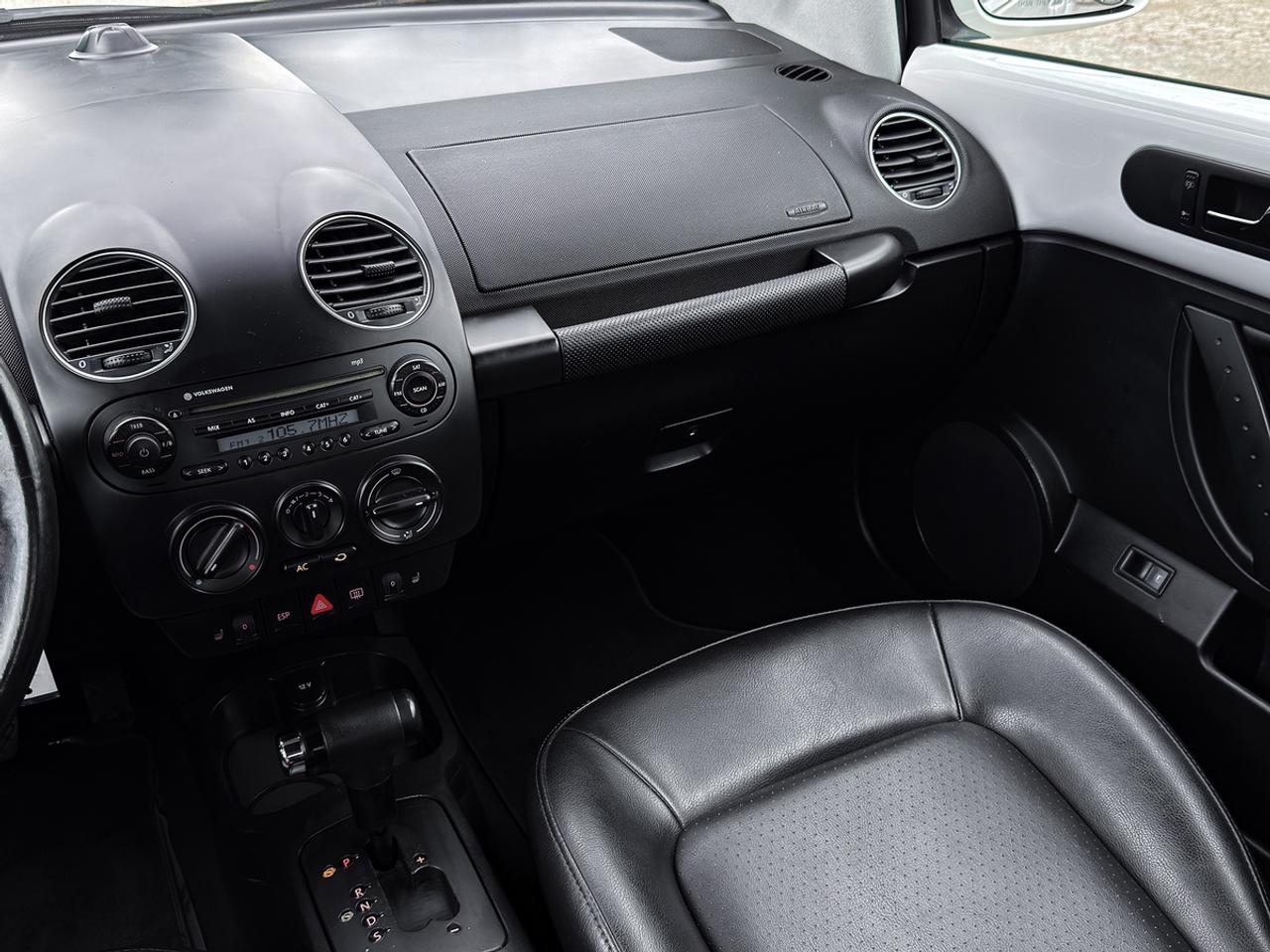 2010 Volkswagen New Beetle Comfortline Convertible Photo