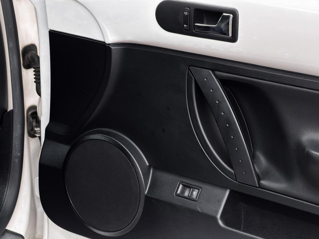 2010 Volkswagen New Beetle Comfortline Convertible Photo