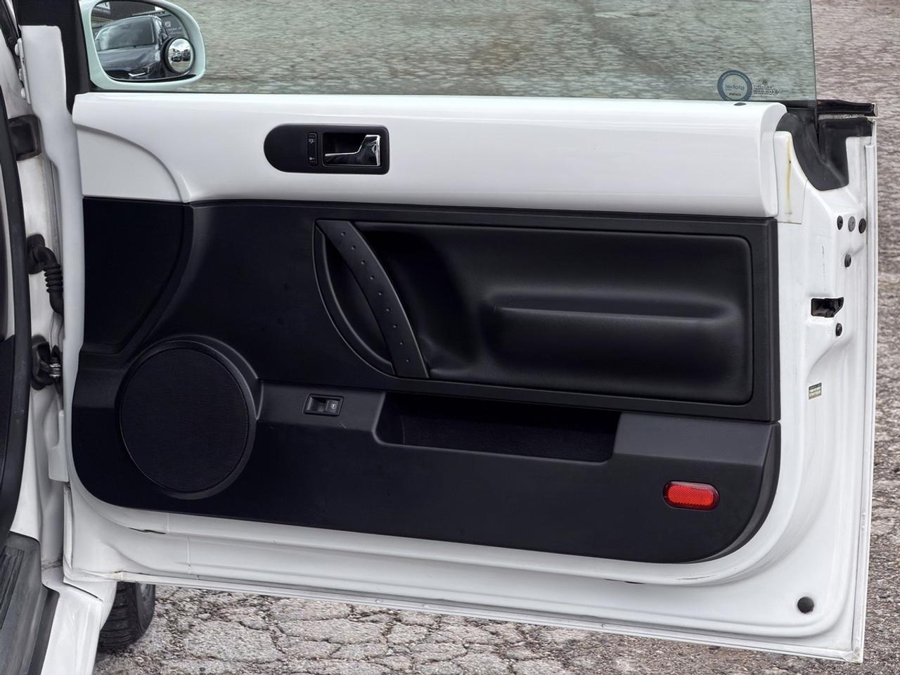 2010 Volkswagen New Beetle Comfortline Convertible Photo