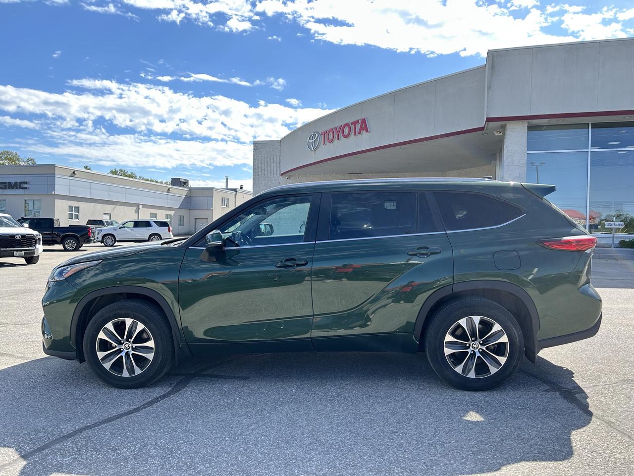 2023 Toyota Highlander XLE   Power Moonroof   Heated Front Seats Photo