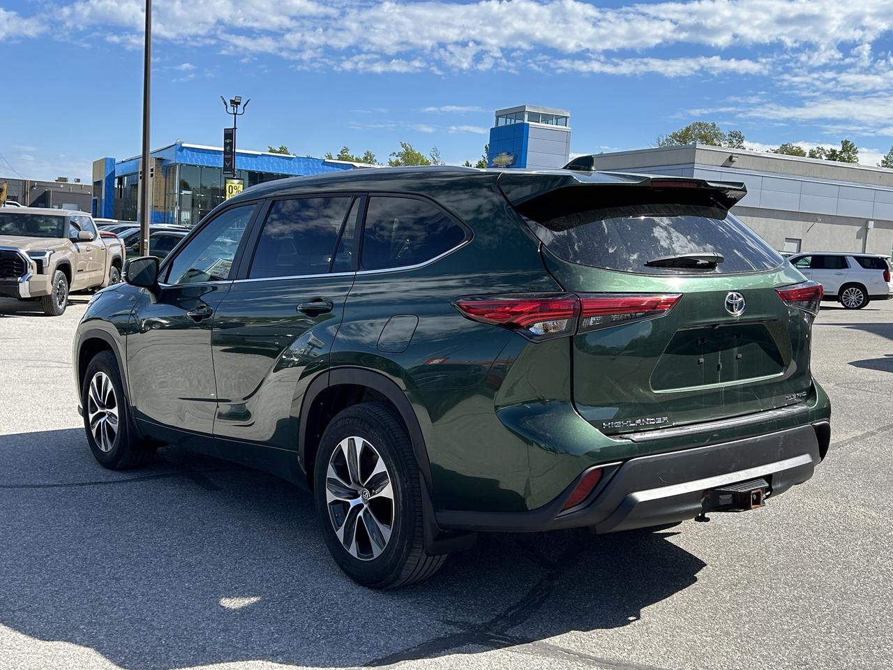 2023 Toyota Highlander XLE   Power Moonroof   Heated Front Seats Photo