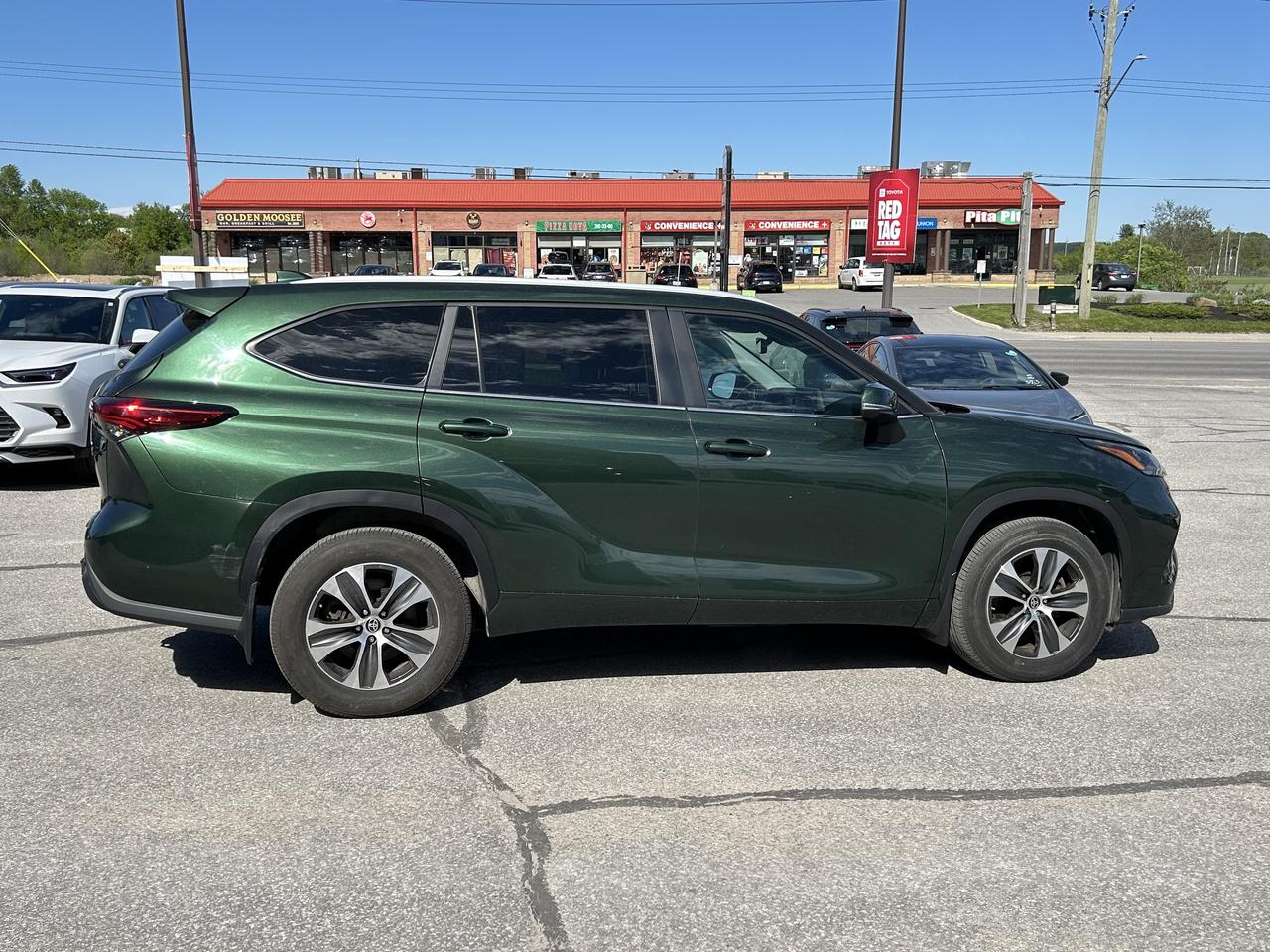 2023 Toyota Highlander XLE   Power Moonroof   Heated Front Seats Photo