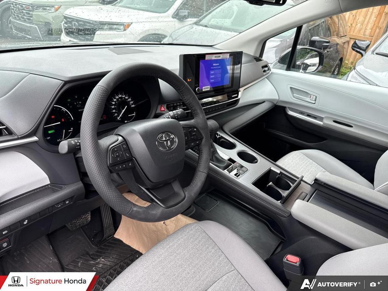 2026 Toyota Sienna LE Photo