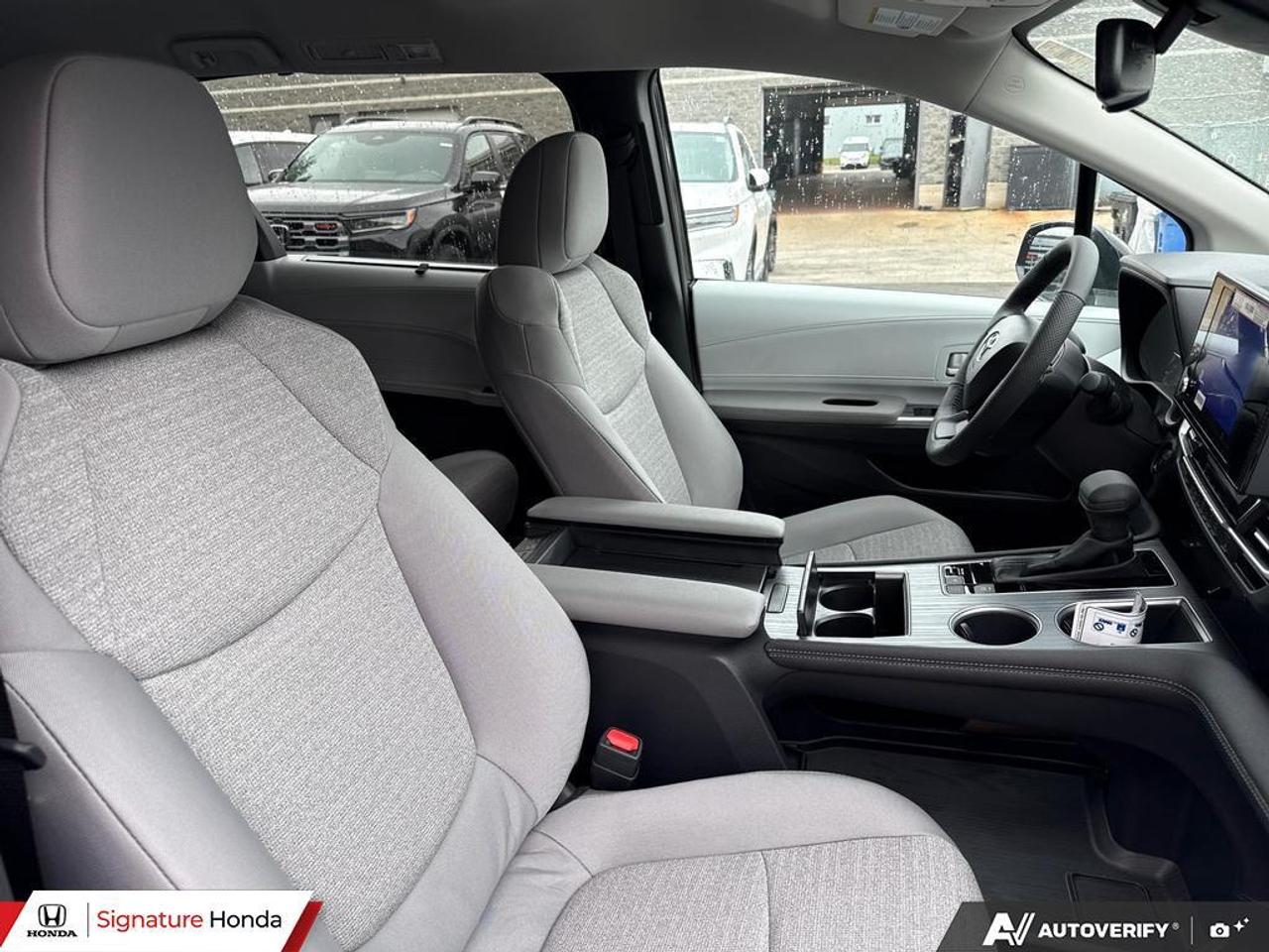 2026 Toyota Sienna LE Photo