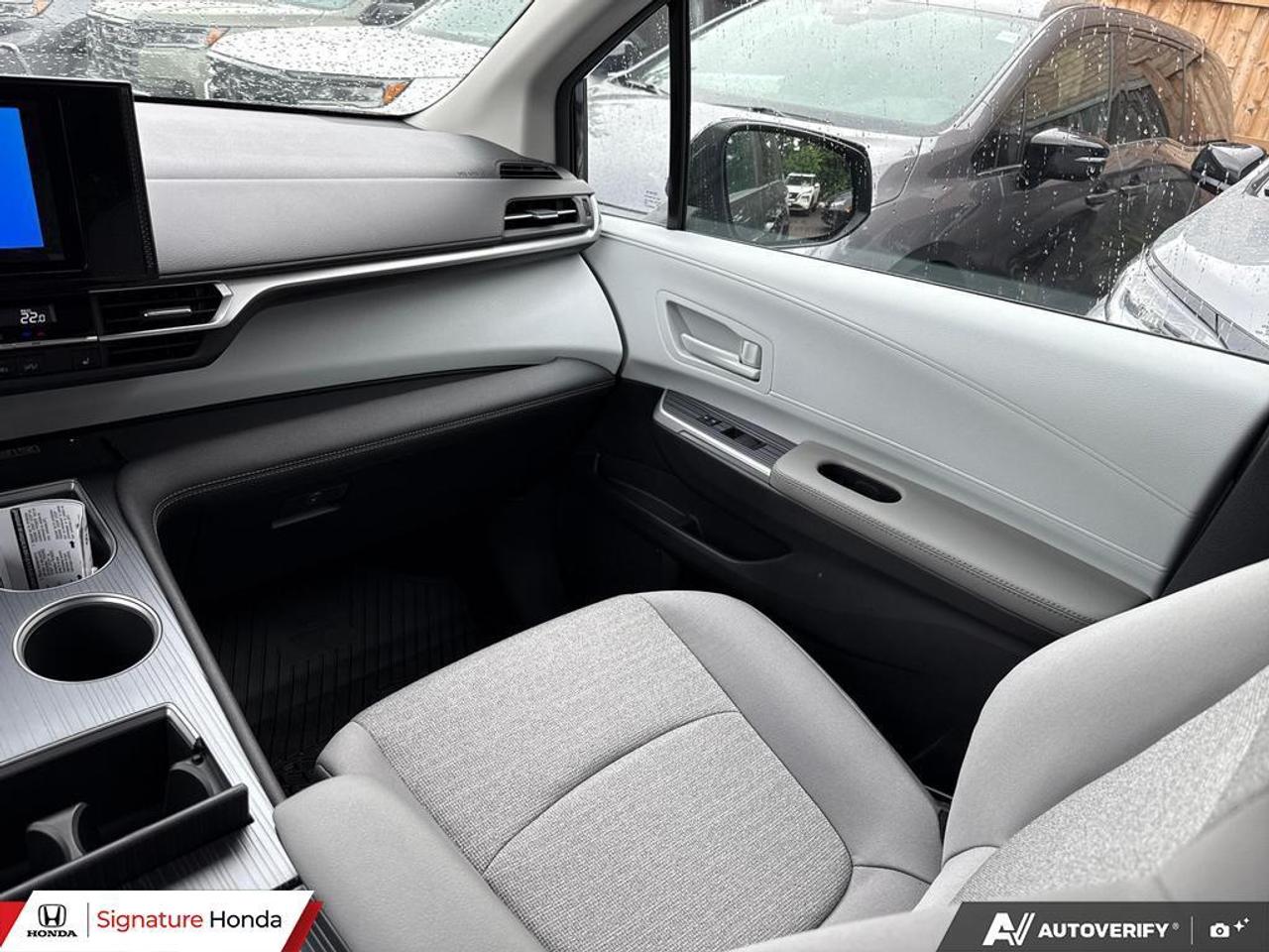 2026 Toyota Sienna LE Photo