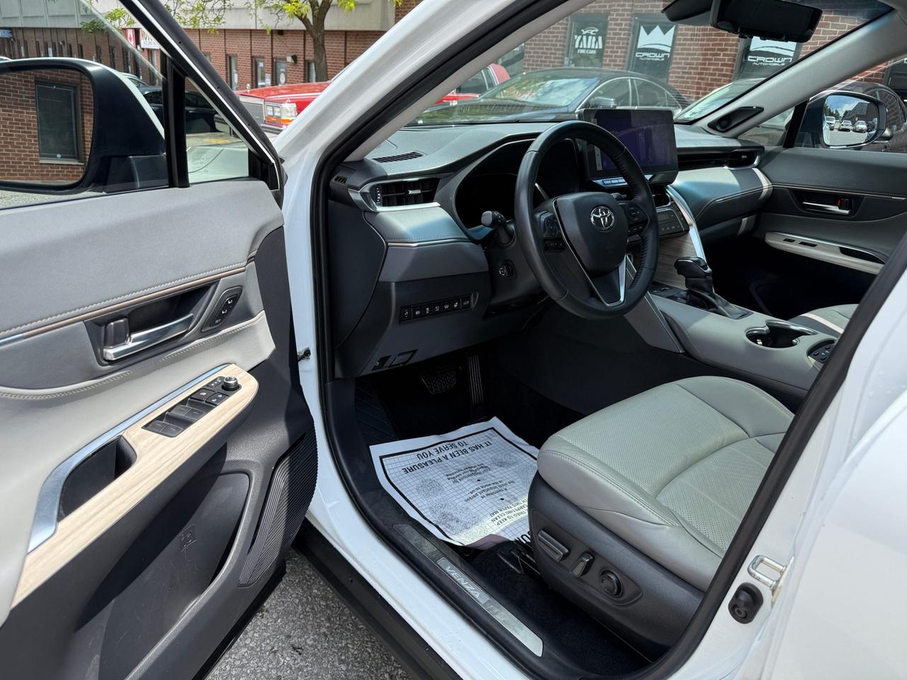 2024 Toyota Venza LIMITED AWD ,NAVIGATION,  PANORAMIC ROOF, LEATHER Photo