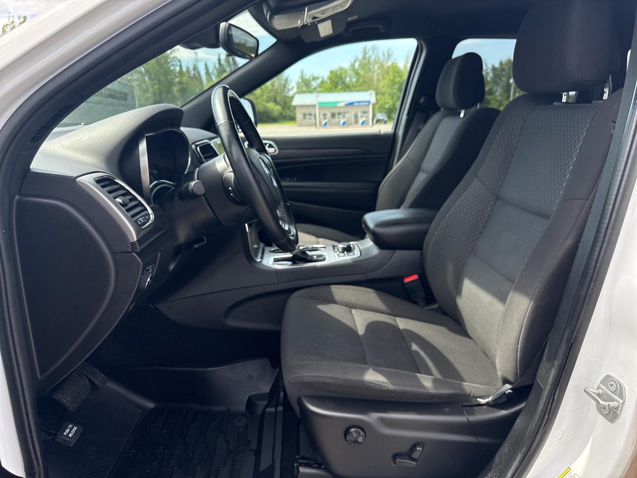 2021 Jeep Grand Cherokee Laredo - htd seats/wheel - remote start Photo