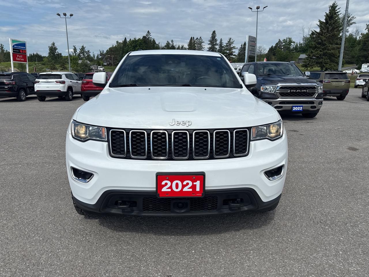2021 Jeep Grand Cherokee Laredo - htd seats/wheel - remote start Photo