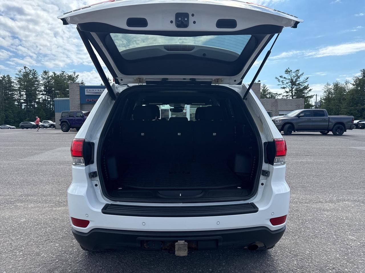 2021 Jeep Grand Cherokee Laredo - htd seats/wheel - remote start Photo