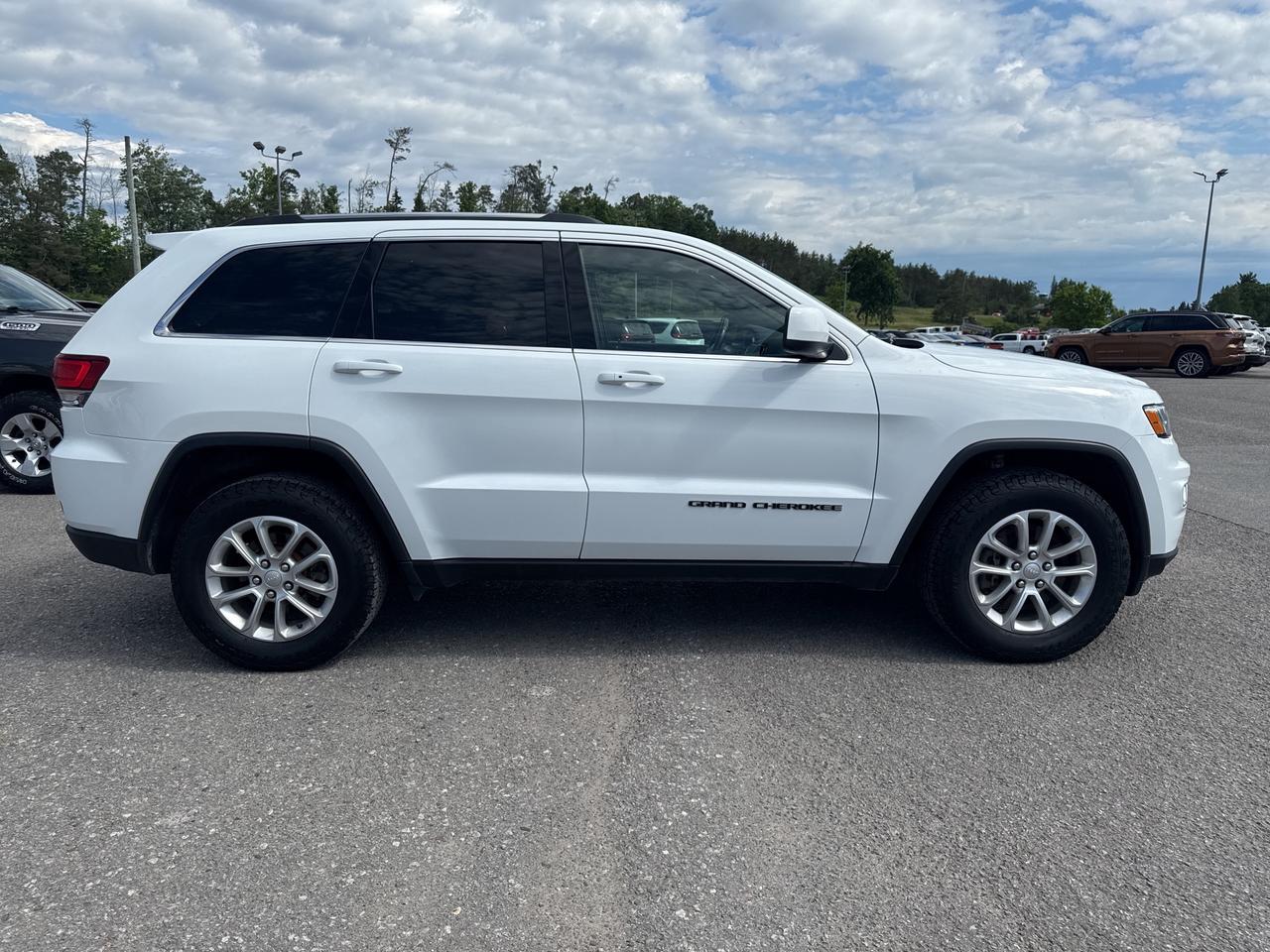 2021 Jeep Grand Cherokee Laredo - htd seats/wheel - remote start Photo