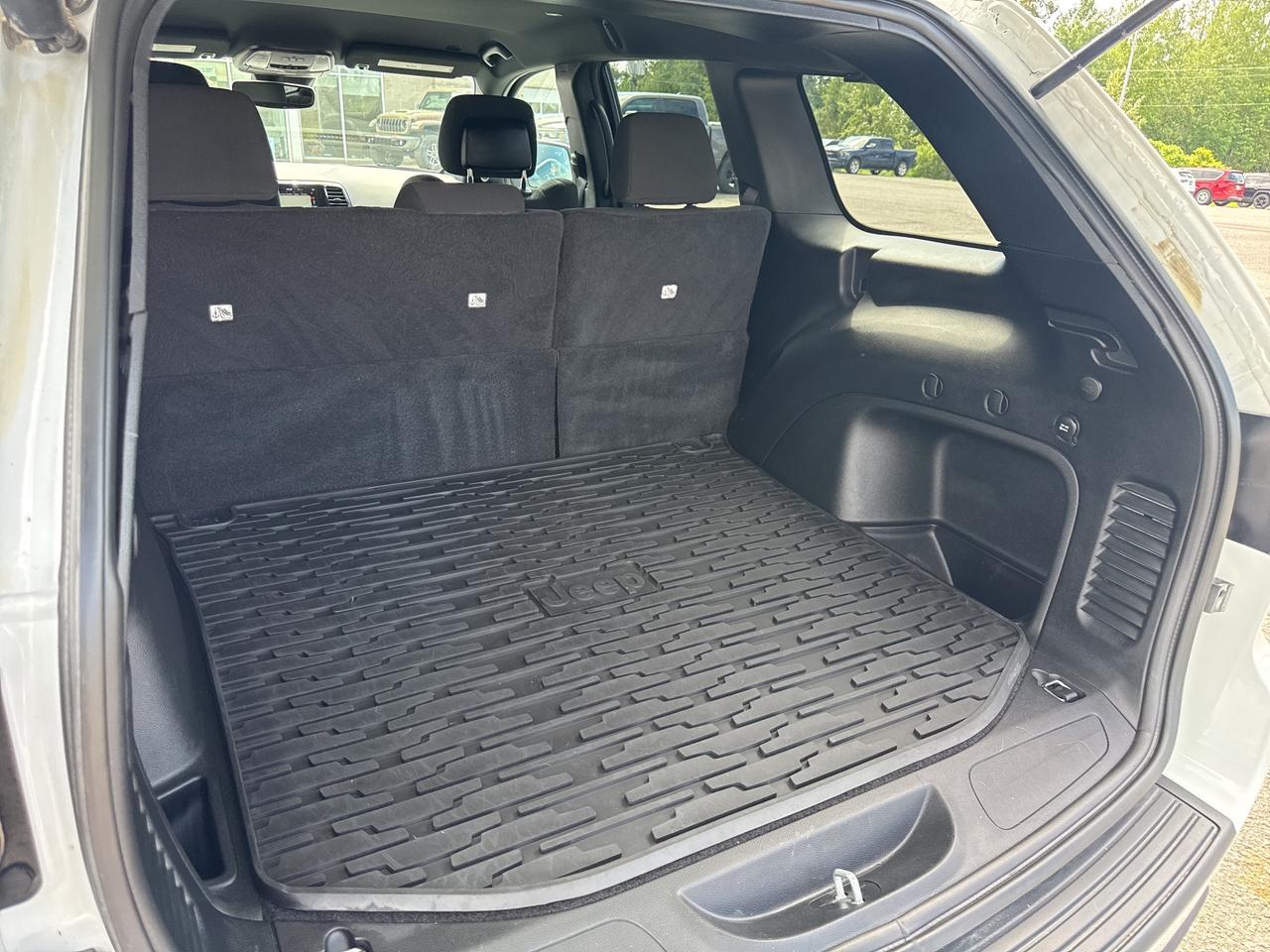 2021 Jeep Grand Cherokee Laredo - htd seats/wheel - remote start Photo