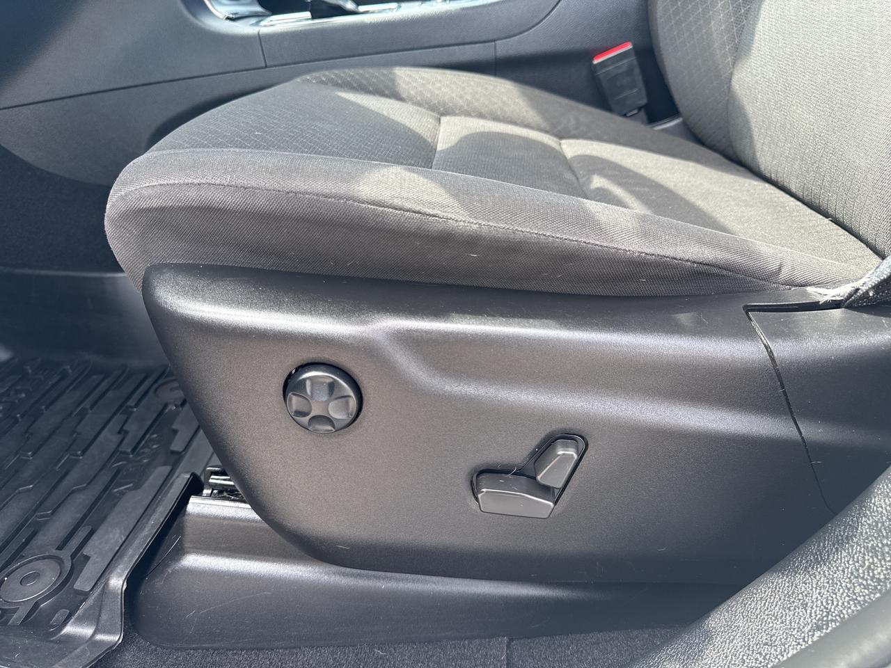 2021 Jeep Grand Cherokee Laredo - htd seats/wheel - remote start Photo
