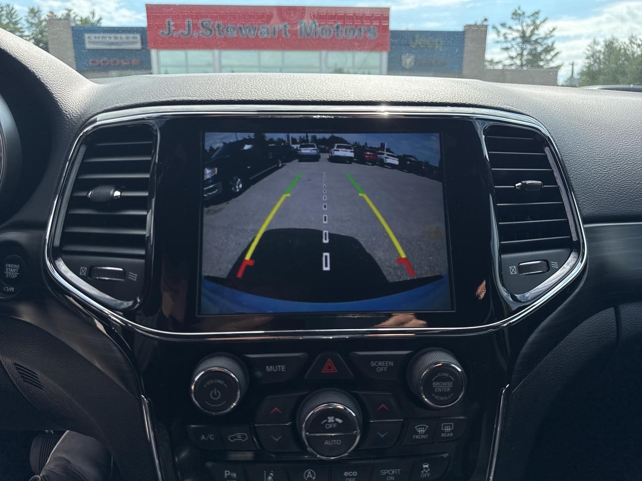 2021 Jeep Grand Cherokee Laredo - htd seats/wheel - remote start Photo