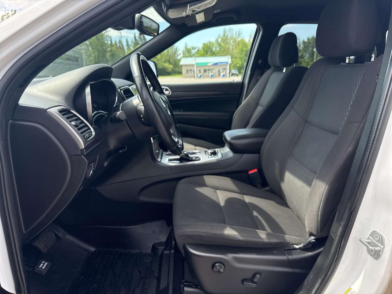 2021 Jeep Grand Cherokee Laredo - htd seats/wheel - remote start Photo