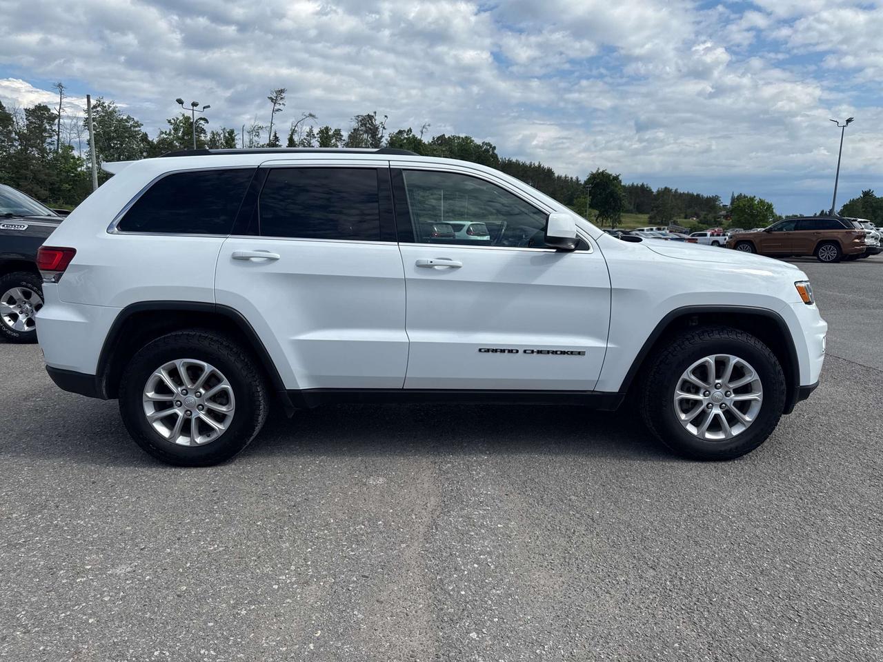 2021 Jeep Grand Cherokee Laredo - htd seats/wheel - remote start Photo