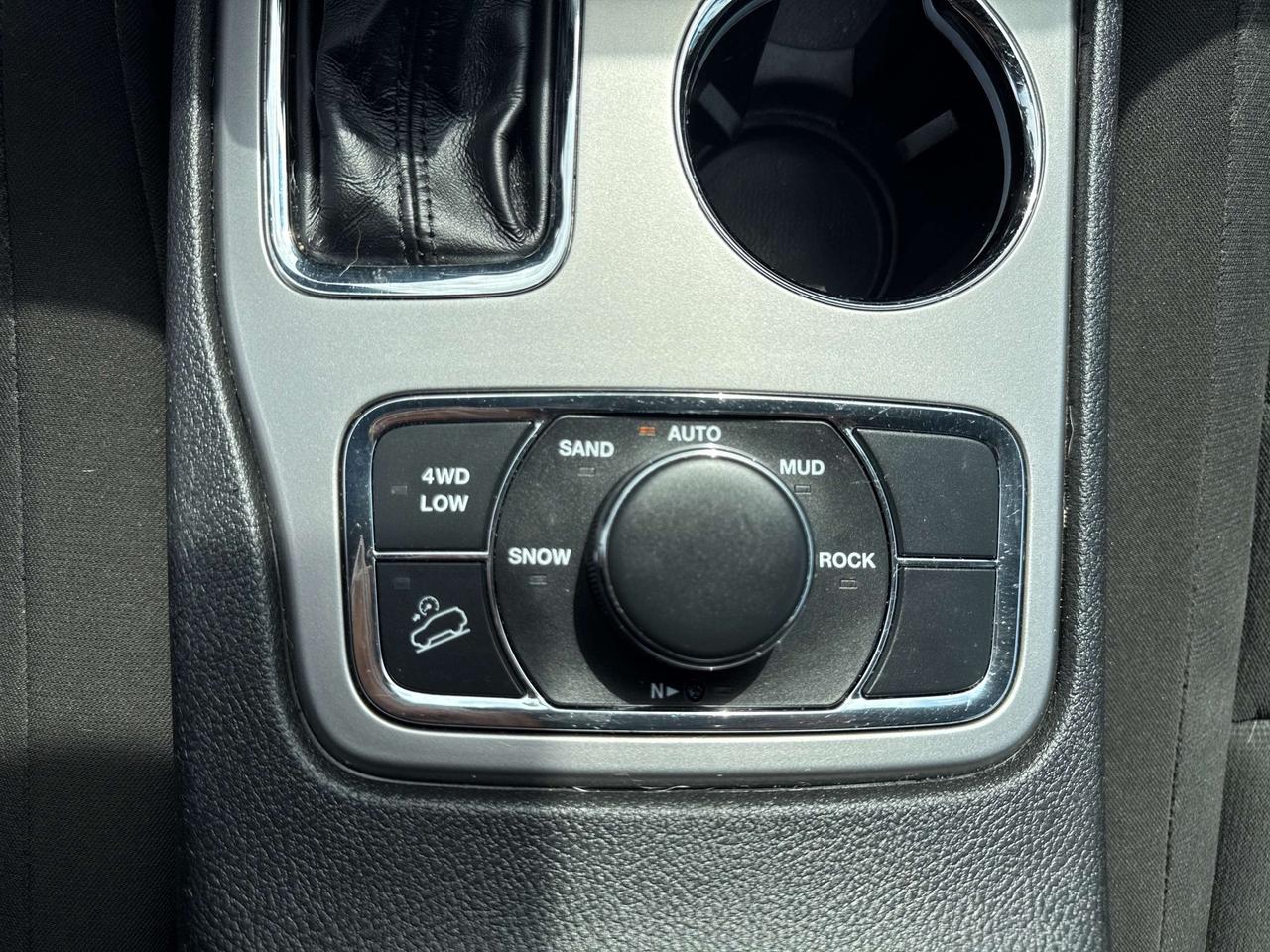 2021 Jeep Grand Cherokee Laredo - htd seats/wheel - remote start Photo