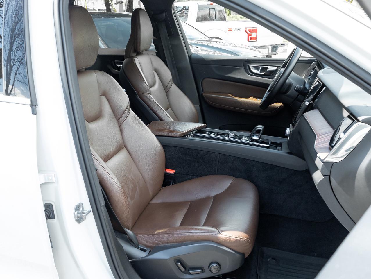 2022 Volvo XC60 Plug-In Hybrid T8 eAWD PHEV Inscription Exp  NEW TIRES & BRAKES Photo
