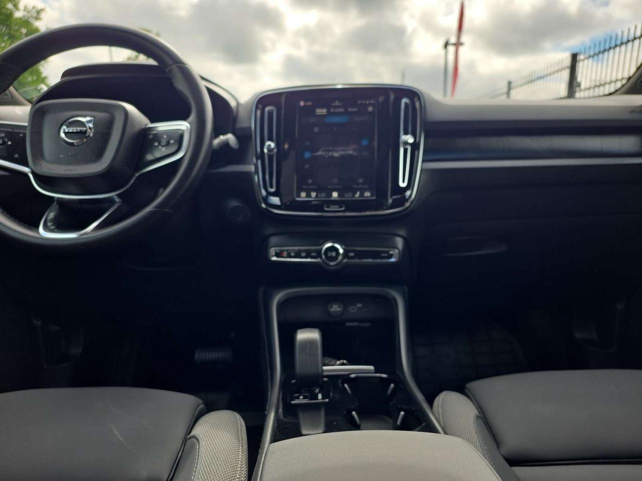 2024 Volvo C40 Twin eAWD Plus * DRIVER ASSIST / CARPLAY / ROOF / CAMERA / LOW KM Photo