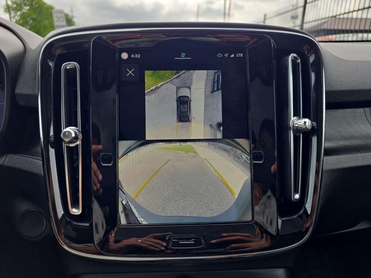2024 Volvo C40 Twin eAWD Plus * DRIVER ASSIST / CARPLAY / ROOF / CAMERA / LOW KM Photo