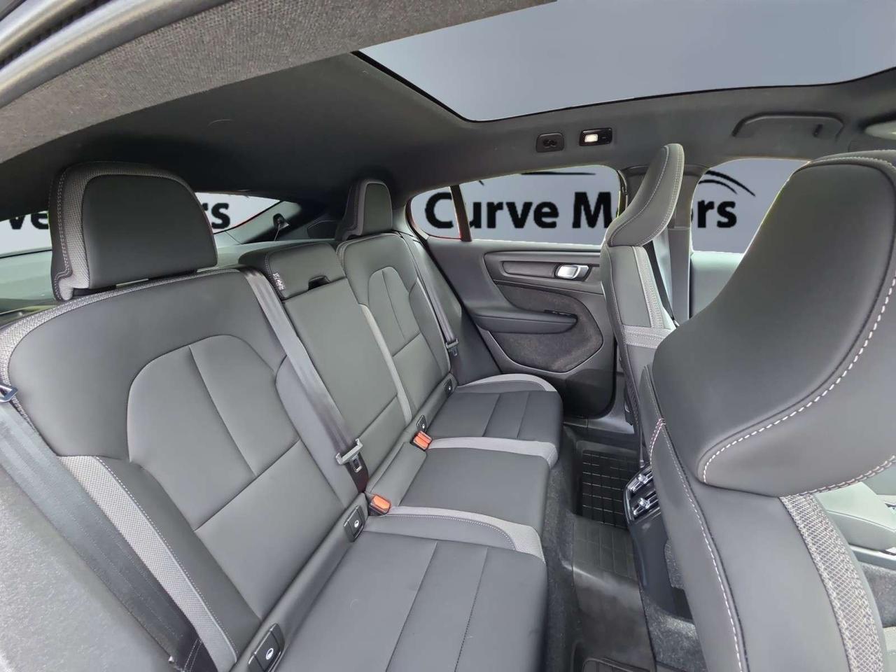 2024 Volvo C40 Twin eAWD Plus * DRIVER ASSIST / CARPLAY / ROOF / CAMERA / LOW KM Photo