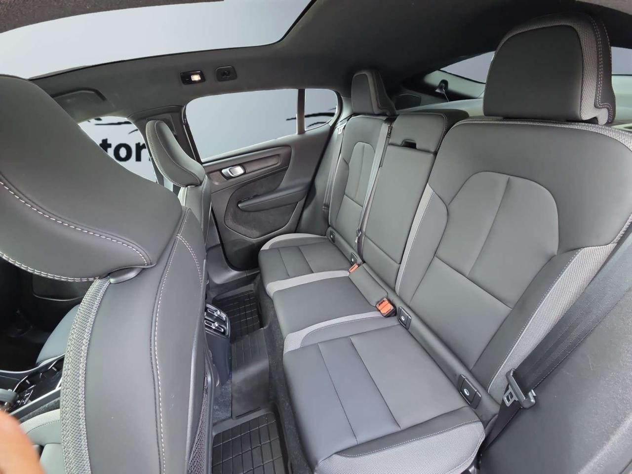 2024 Volvo C40 Twin eAWD Plus * DRIVER ASSIST / CARPLAY / ROOF / CAMERA / LOW KM Photo