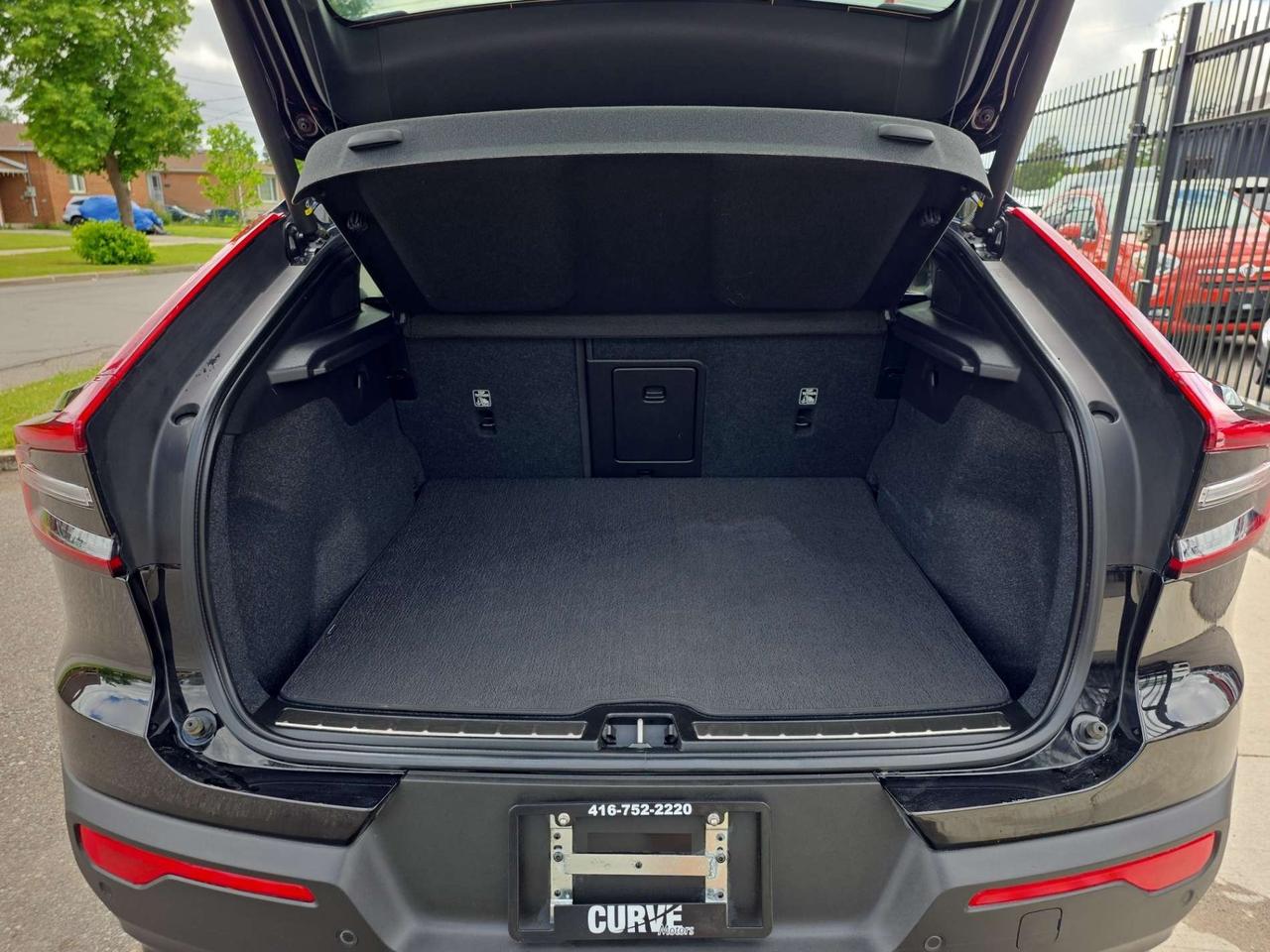 2024 Volvo C40 Twin eAWD Plus * DRIVER ASSIST / CARPLAY / ROOF / CAMERA / LOW KM Photo