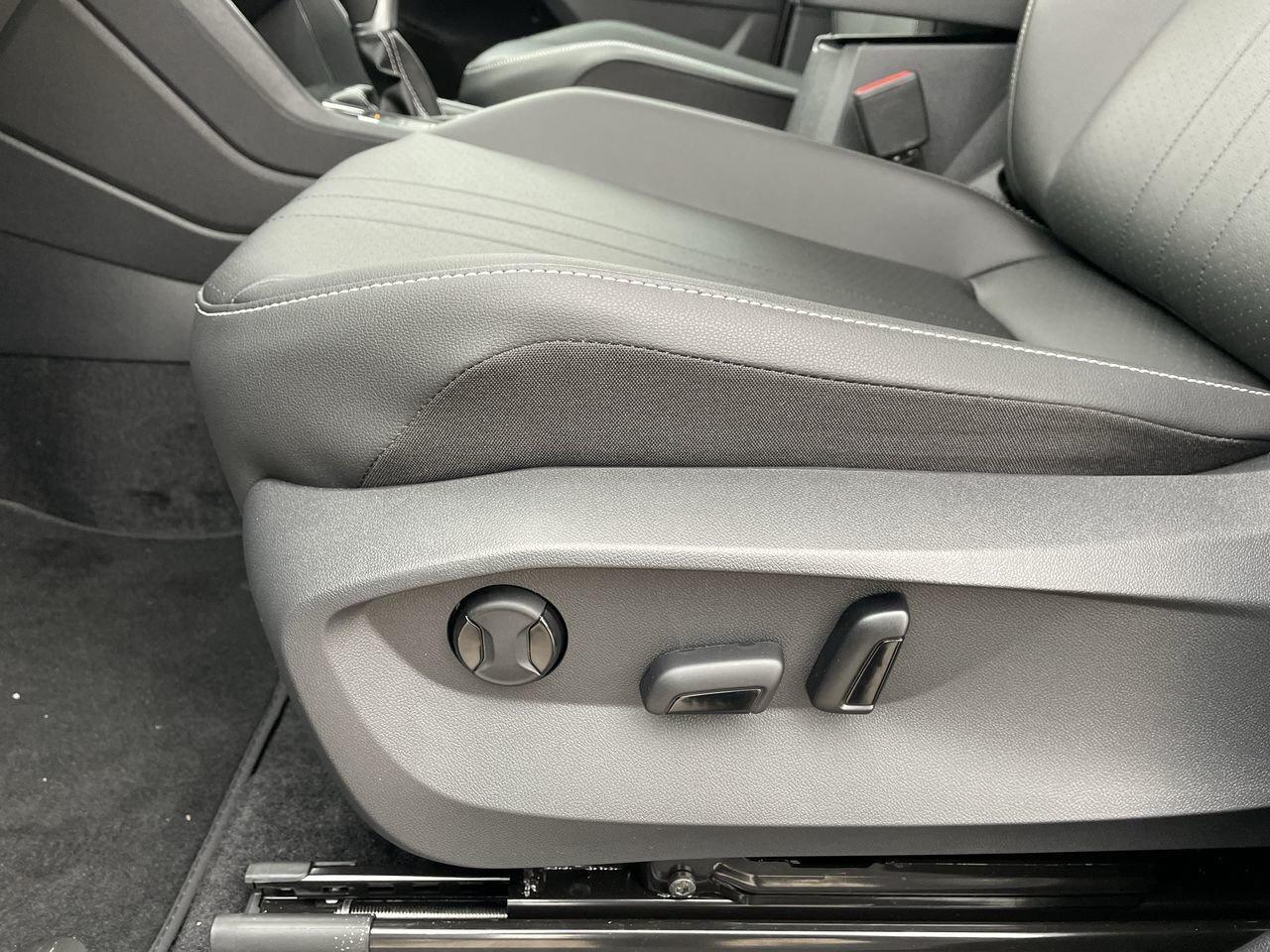 2023 Volkswagen Tiguan Comfortline 2.0T 8sp at w/Tip 4M Remote Starter  A Photo