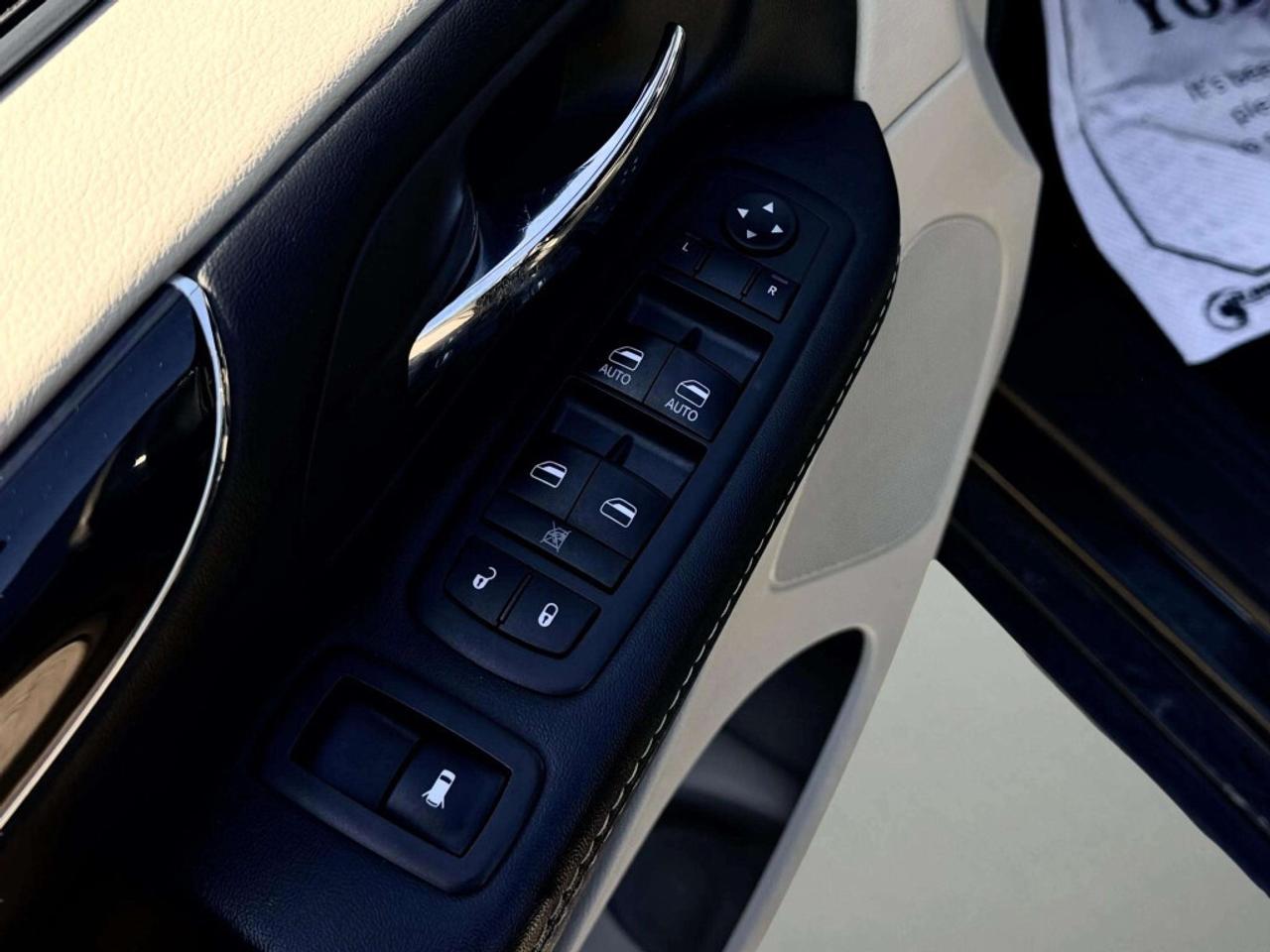 2017 Dodge Grand Caravan SXT Premium Plus Photo