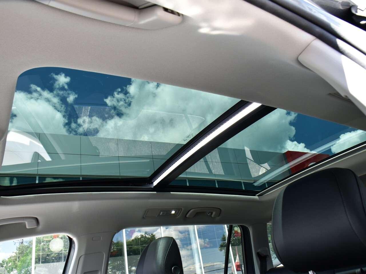 2018 Volkswagen Tiguan PANO ROOF, GREAT CONDITION, LEATHER INTERIOR Photo