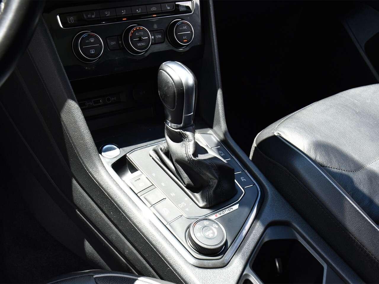 2018 Volkswagen Tiguan PANO ROOF, GREAT CONDITION, LEATHER INTERIOR Photo