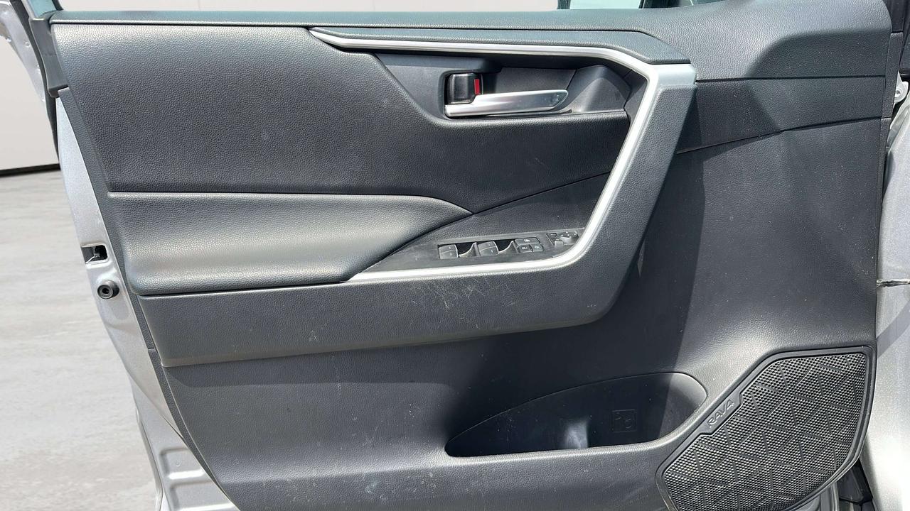 2025 Toyota RAV4 XLE Photo