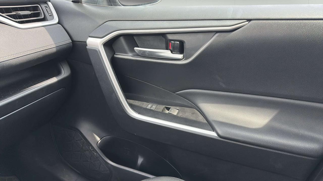 2025 Toyota RAV4 XLE Photo