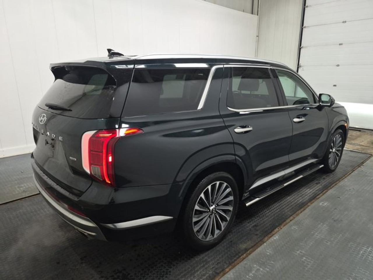 2024 Hyundai PALISADE Ultimate Calligraphy AWD | Leather | Sunroof | Cooled Seats | Heated Seats + Steering | BSM & More ! Photo