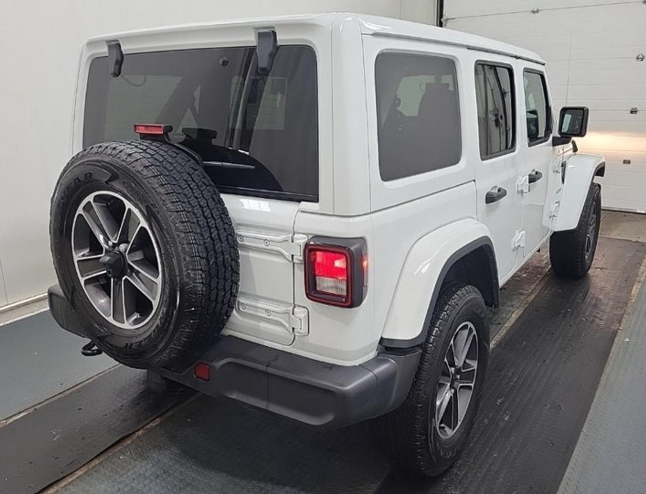 2023 Jeep Wrangler Sahara 4X4 | V6 | Tow Pkg | Heated Wheel + Seats | Remote Start | Body Colour Hardtop | and More ! Photo