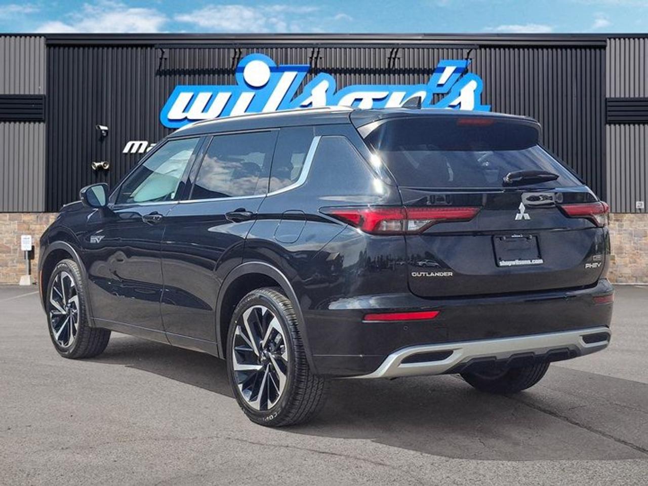 2024 Mitsubishi Outlander Plug-In Hybrid GT | Leather | Sunroof | HUD | 360 Camera | Bose | Adaptive Cruise | CarPlay + Android | and More ! Photo