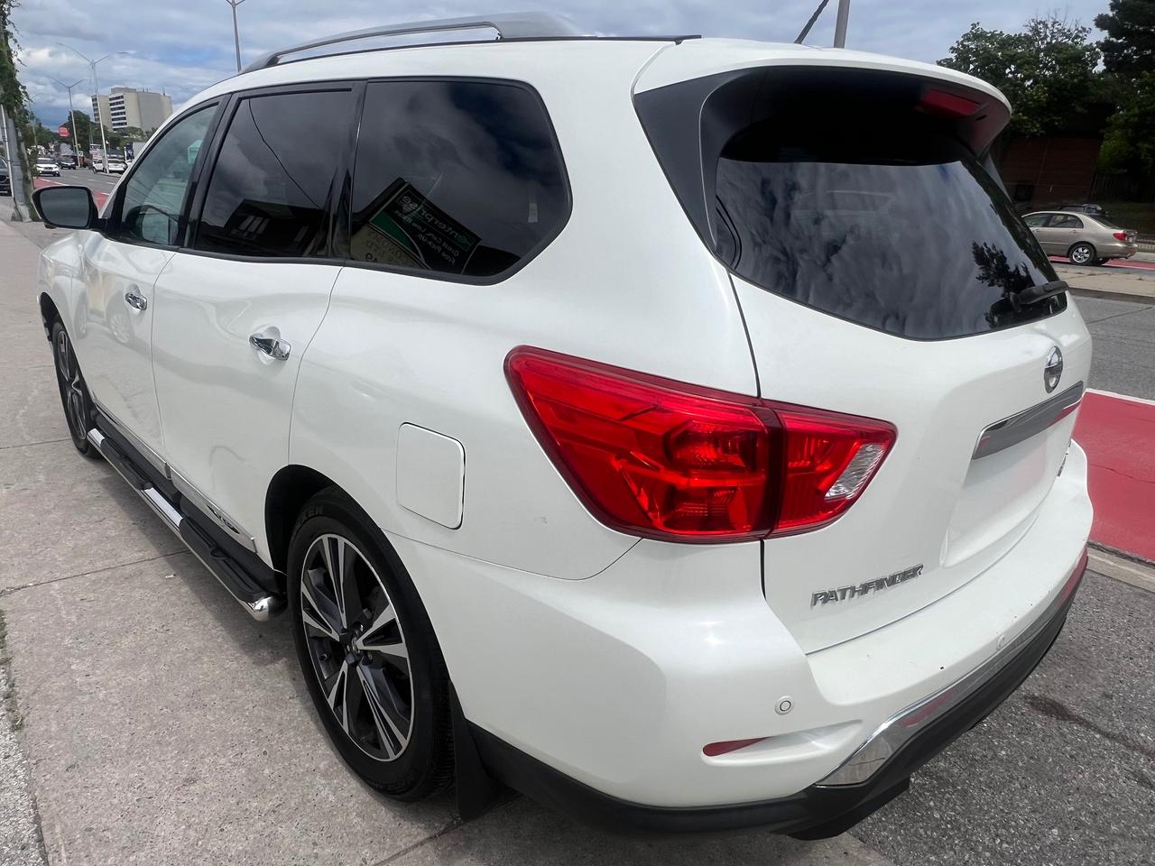 2017 Nissan Pathfinder 7 SEATS- LEATHER-NAV-PANORAMIC SR/F-BACK CAM-MORE! Photo4