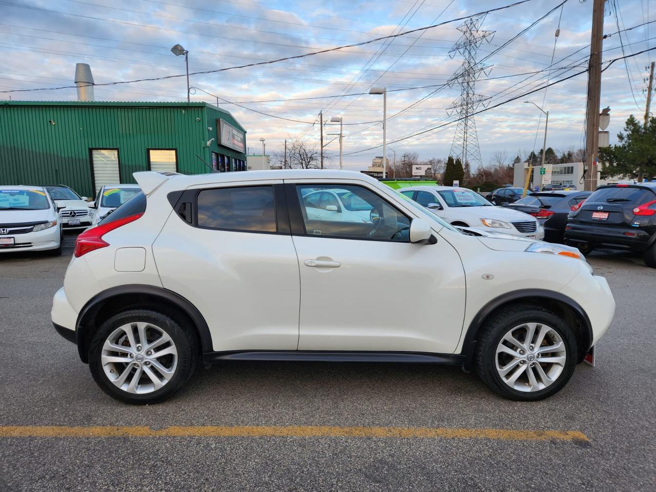 2014 Nissan Juke SV Photo3