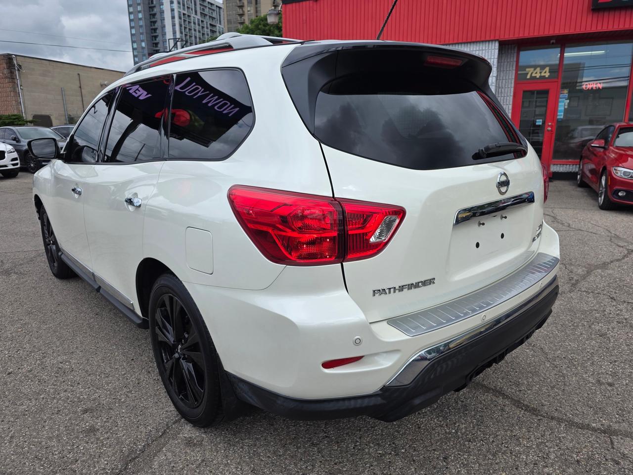 2017 Nissan Pathfinder Platinum 4WD 7 Passenger Photo3