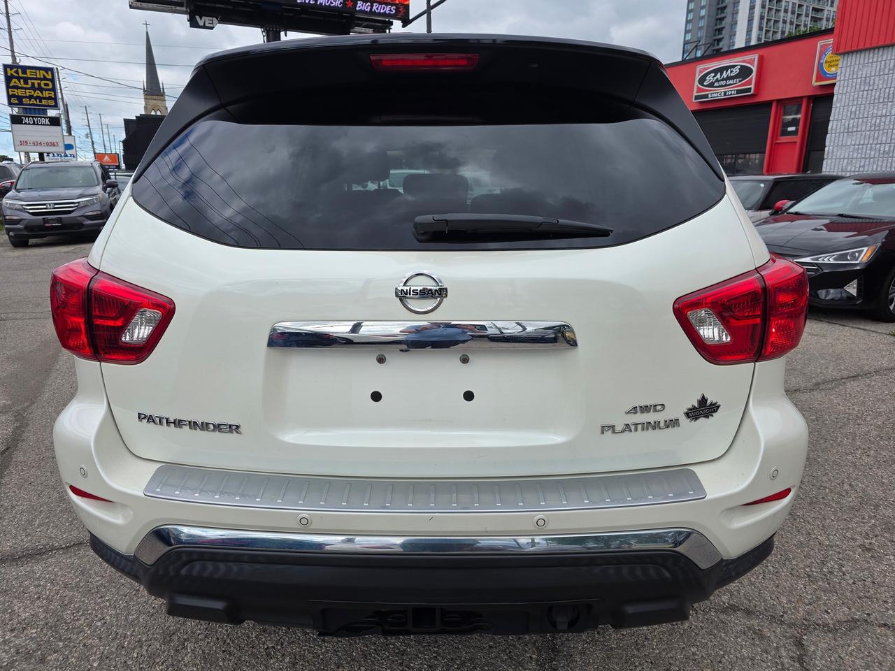 2017 Nissan Pathfinder Platinum 4WD 7 Passenger Photo4
