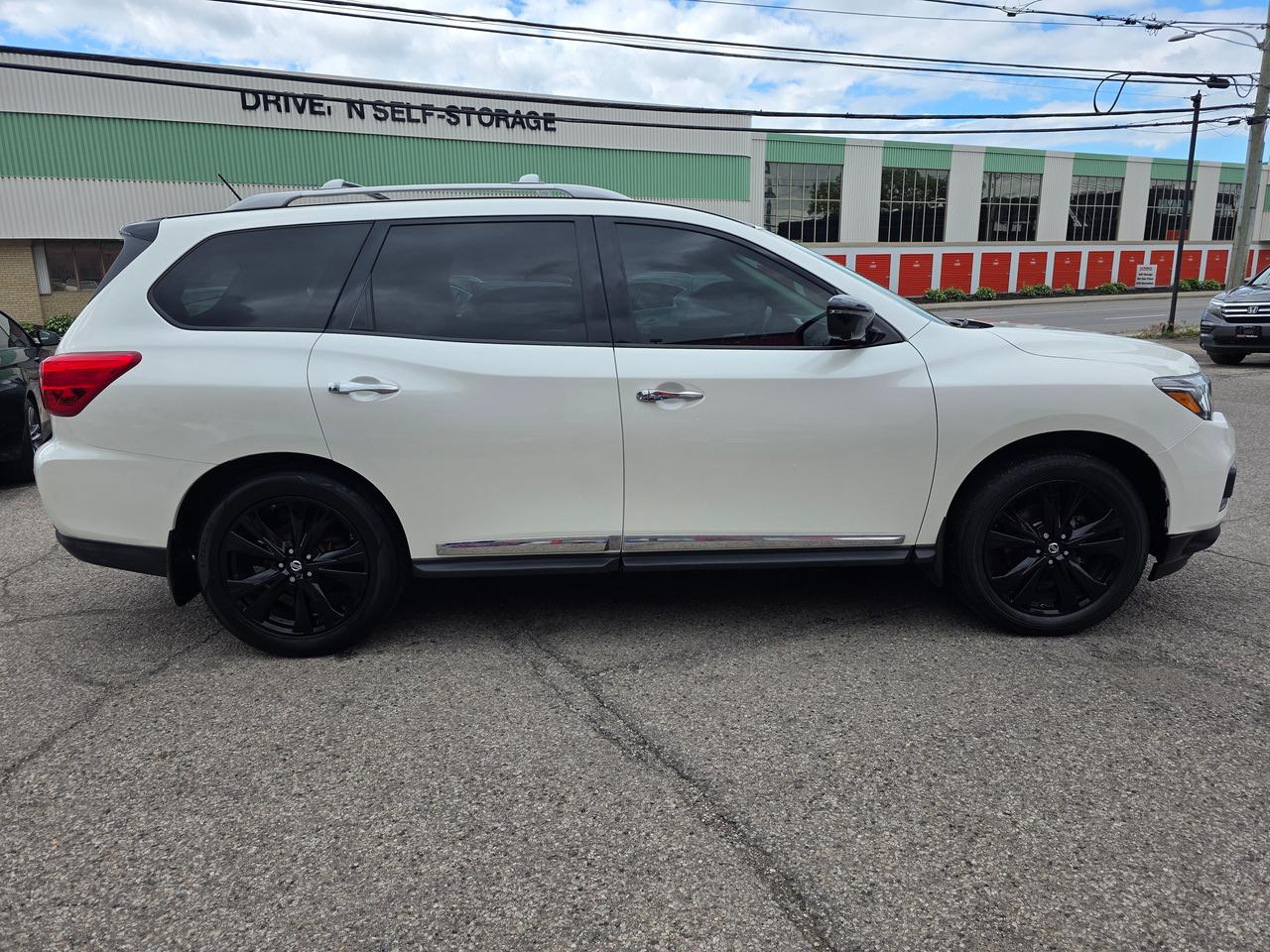 2017 Nissan Pathfinder Platinum 4WD 7 Passenger Photo