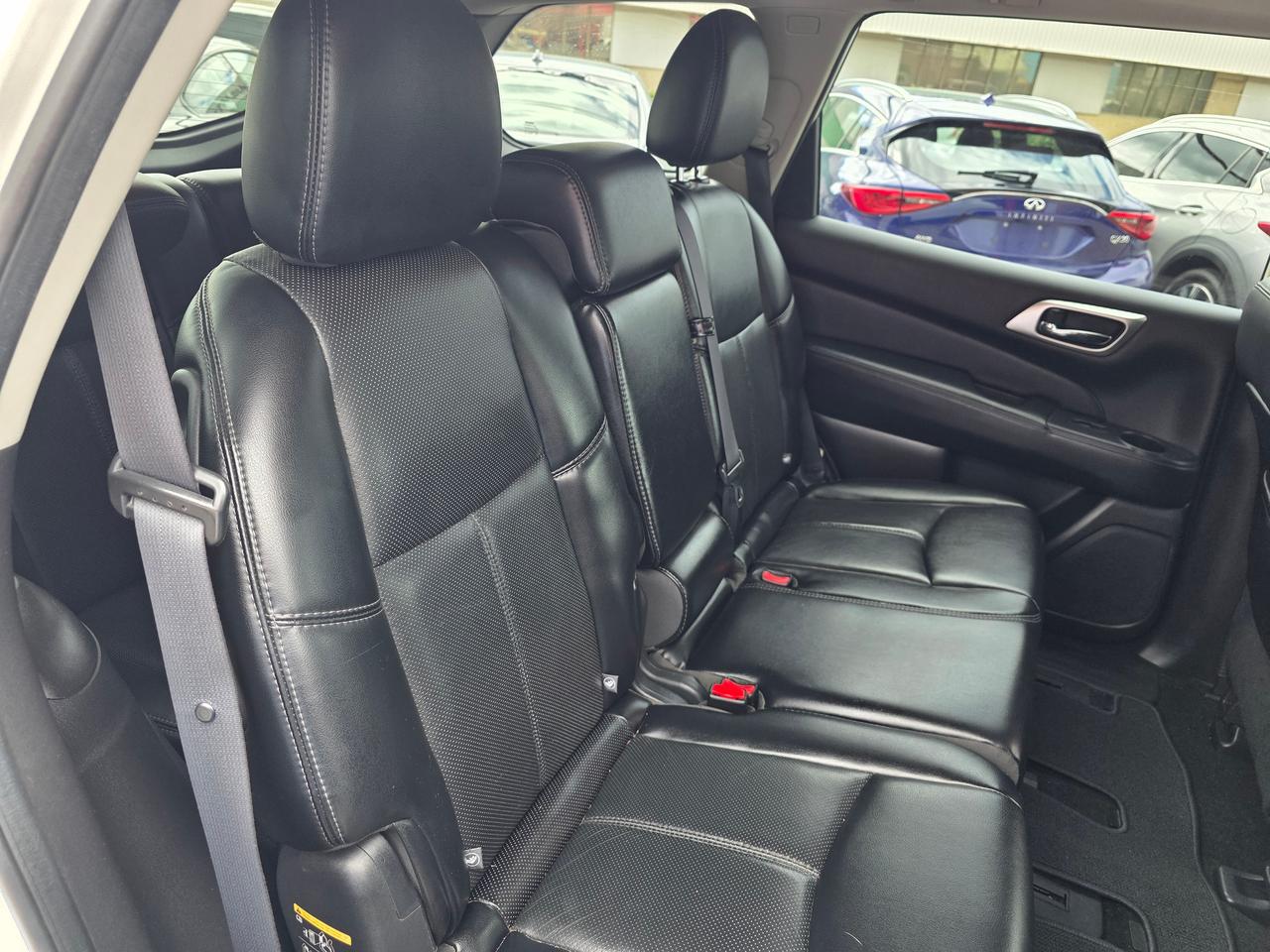 2017 Nissan Pathfinder Platinum 4WD 7 Passenger Photo
