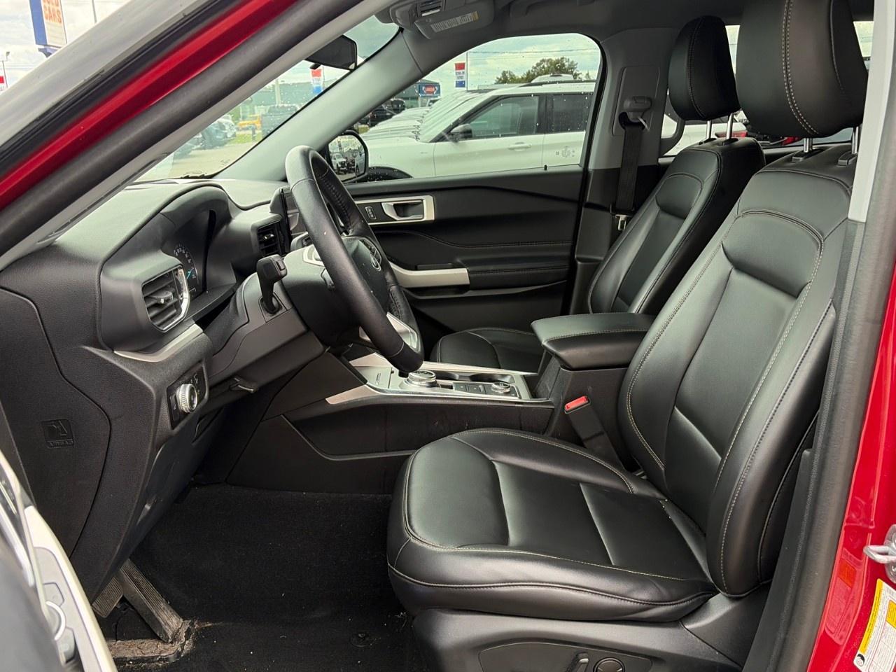 2023 Ford Explorer XLT 4WD Photo