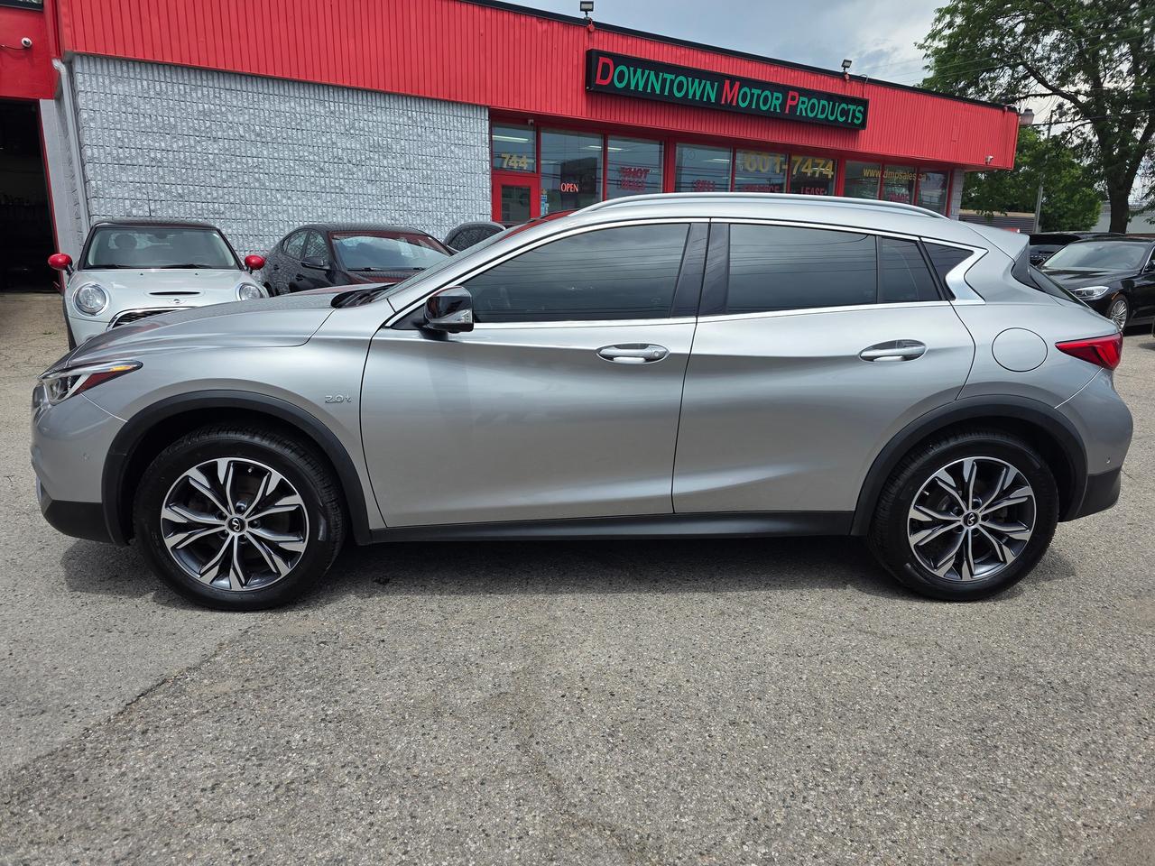 2017 Infiniti QX30 AWD Photo