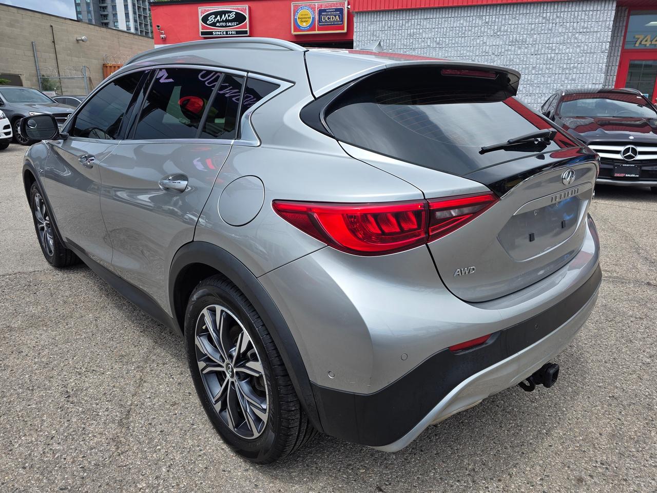 2017 Infiniti QX30 AWD Photo