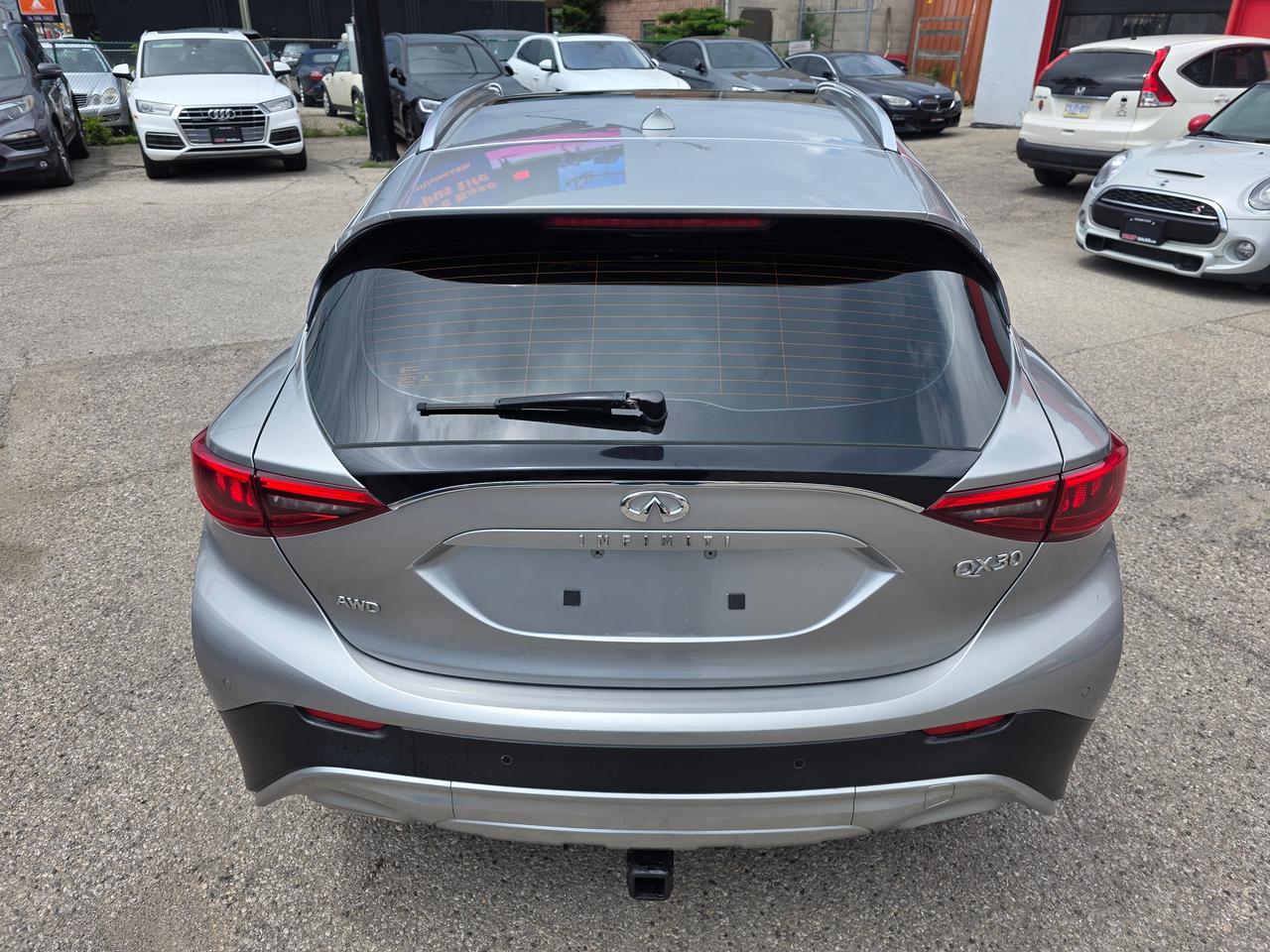 2017 Infiniti QX30 AWD Photo4