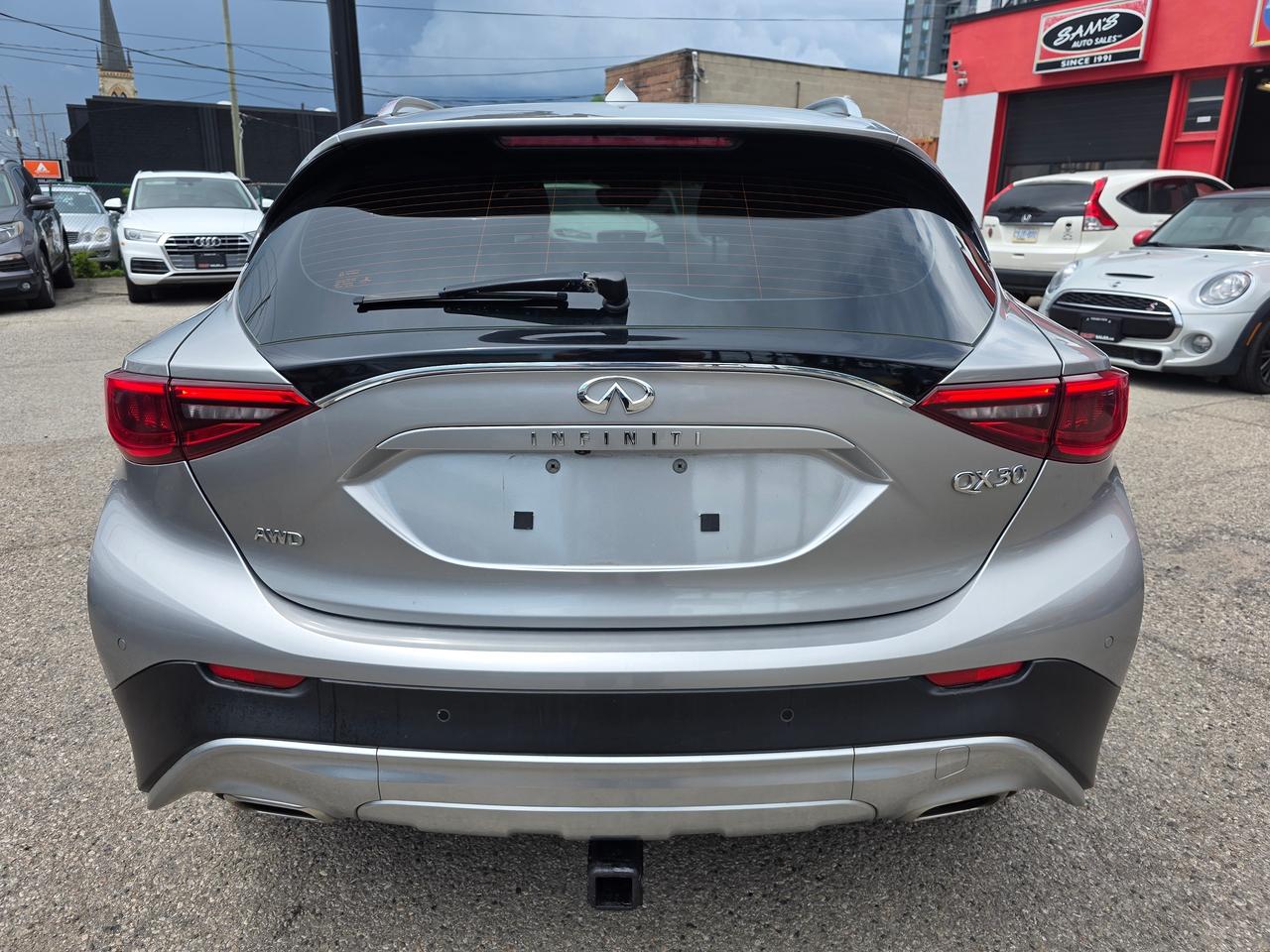 2017 Infiniti QX30 AWD Photo