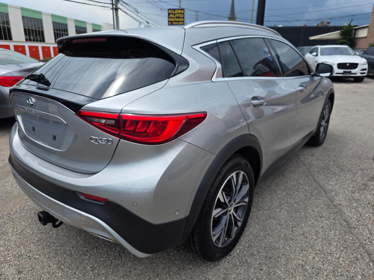 2017 Infiniti QX30 AWD Photo