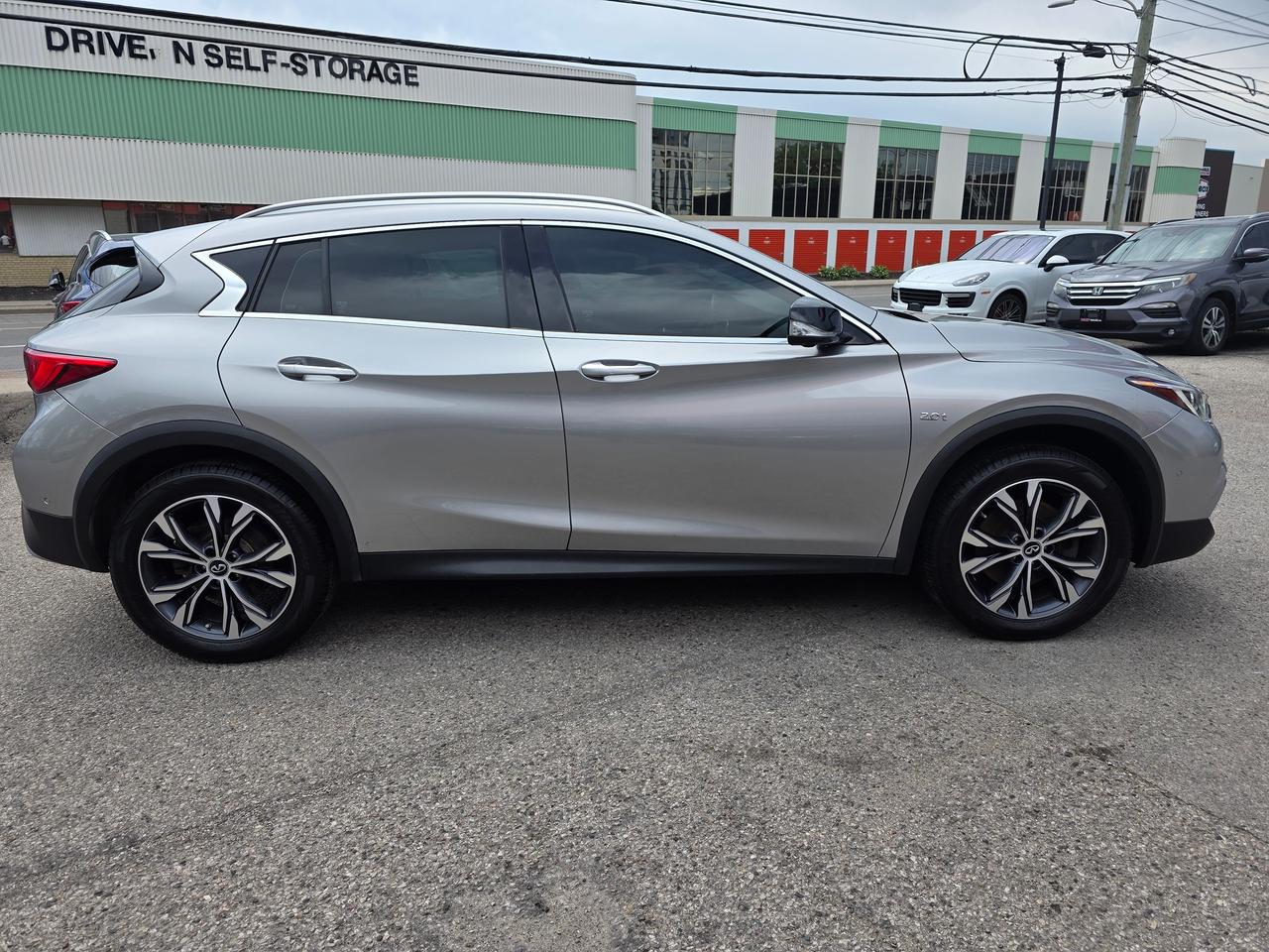 2017 Infiniti QX30 AWD Photo