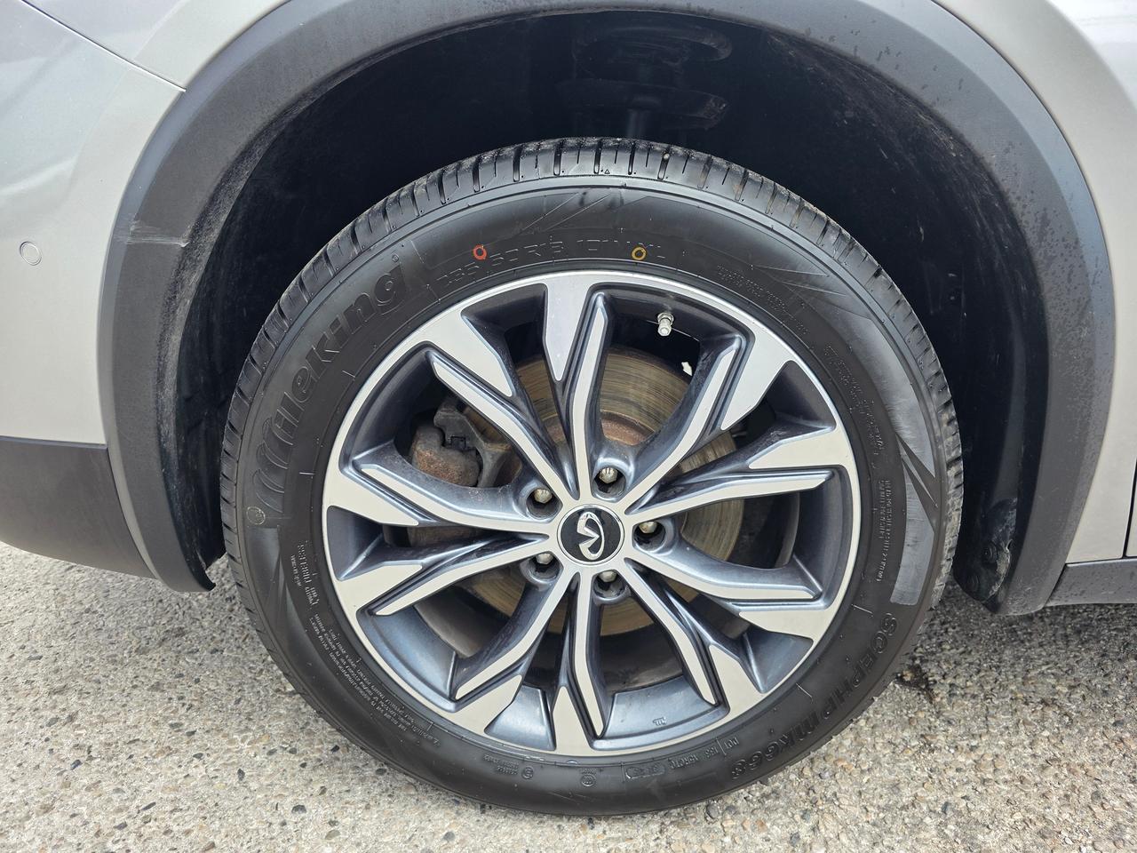 2017 Infiniti QX30 AWD Photo