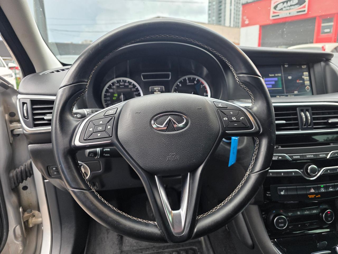2017 Infiniti QX30 AWD Photo